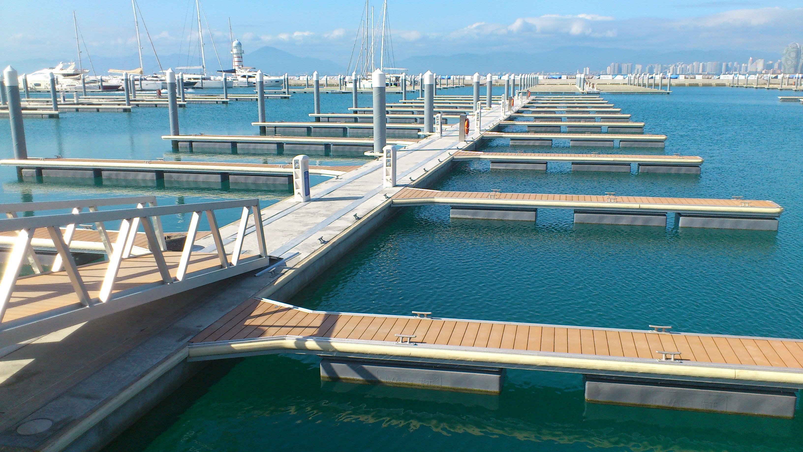 What are the advantages of floating docks?